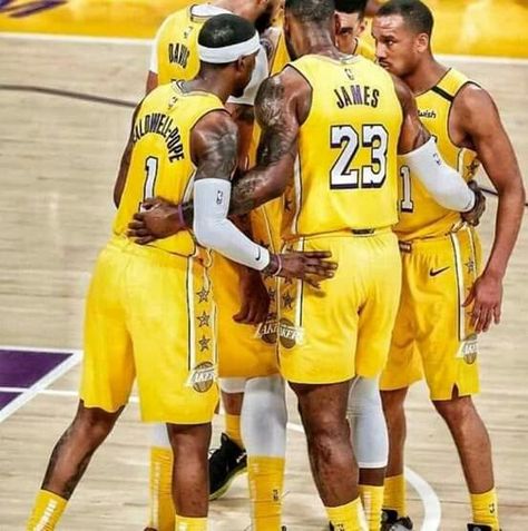 TEAMWORK  LAKERCREW Wilt Chamberlain, Nba Sports, Nba Teams, Nba Players, 4 Life, Kobe Bryant, Los Angeles Lakers, Teamwork, Looking Back