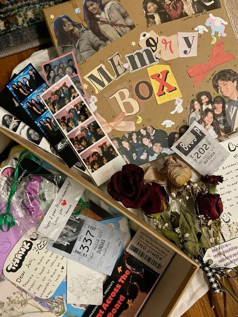 Memory Board Boyfriend Keepsake Box Aesthetic, Storing Memories Ideas, New Memories Aesthetic, Identity Box Project Ideas, Memory Box Relationship, Things To Put In A Memory Box Cute Ideas, Boyfriend Memory Box Ideas, Souvenir Box Ideas, Collage Boxes Ideas