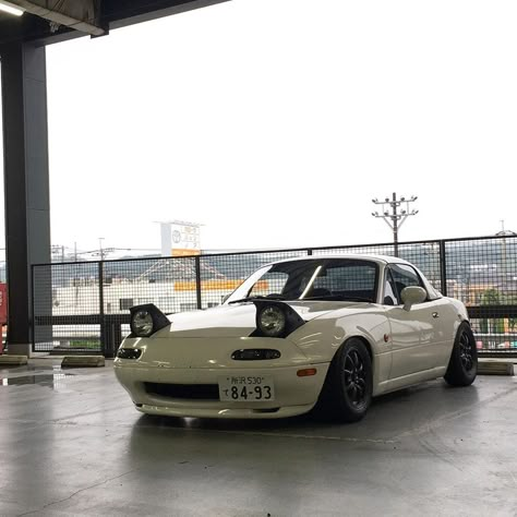 Mk1 Mazda mx5. Check out my my youtube channel for more mx5/miata content. Cars With Flip Up Headlights, Mazda Mx5 Aesthetic, Mk1 Mazda Mx5, Miata Mazda Mx5, Mazda Miata Aesthetic, Mazda Miata Mx5 1990, Miata Aesthetic, Mk1 Mx5, Interior Decor Aesthetic