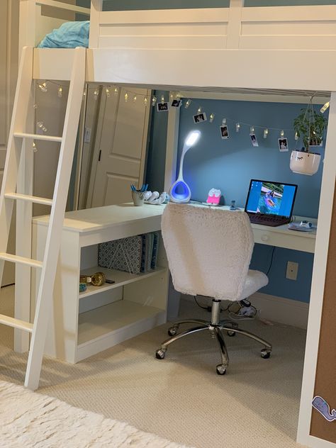 Loft Bed Woth Desk, Desk For Loft Bed, Loft Bed And Desk Ideas, Loft Bed With Desk Underneath Aesthetic, Loft Bed Preppy, Room Ideas Loft Bed Small Bedrooms, Desk Loft Bed, Loft Bed Ideas With Desk, Vanity Under Loft Bed