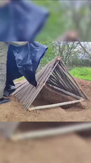 Great; when it rains you get to wake up in a bathtub Wilderness Survival Shelter, Supraviețuire Camping, Off Grid Survival, Bushcraft Shelter, Survival Skills Life Hacks, Survival Life Hacks, Bushcraft Camping, Survival Shelter, Survival Techniques