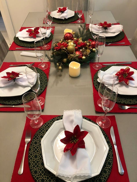 Christmas Table Setup, Christmas Dining Table Decor Ideas, Centerpiece With Candles, Elegant Christmas Table, Dining Table Decor Ideas, Christmas Dinner Table Settings, Napkin Decor, Christmas Dining Table Decor, Happy Christmas Day