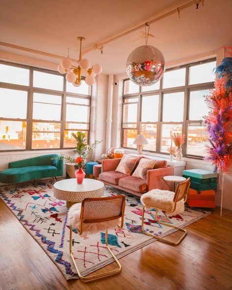 Estilo Kitsch, Colorful Apartment, Apartment Decoration, Dopamine Decor, Colourful Living Room, Apartment Aesthetic, Future Apartment, Dream Apartment, Living Room Inspo