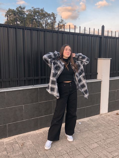 Shirt As Outer Outfit, Chequered Shirt Outfit Women, How To Style Check Shirts Women, Checkered Shirt Outfit Women, Black And White Flannel Outfit, Checkered Shirt Outfit, Checked Shirt Outfit, Outer Outfit, Black Check Shirt