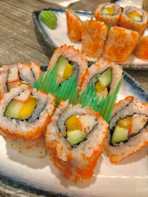 california maki Maki Aesthetic, California Maki, Noodles, Yummy Food, California, Ethnic Recipes, Quick Saves, Essen