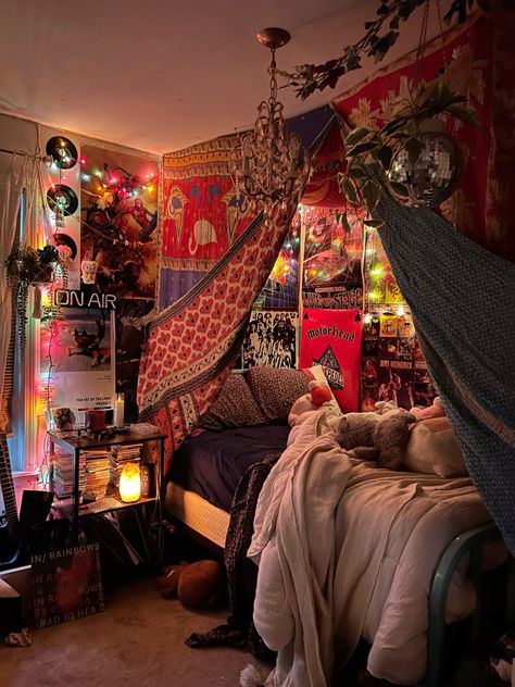 Bedrooms Aesthetic Dark, Whimsigothic Dorm, 2 Person Bedroom Ideas Small Spaces, 90s Rooms Bedrooms, Teen Grunge Bedroom, Bedrooms With Fairy Lights, 90s Style Room, Easy Dorm Room Decor, Pink And Purple Boho Bedroom