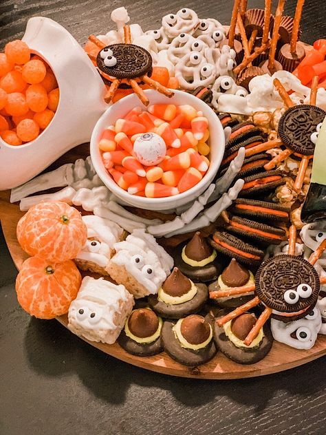 Fall Board Charcuterie, Halloween Aesthetic Snacks, Fall Food Charcuterie Board, Theme Board Food, Halloween Board Party, Fall Food Ideas Aesthetic, Halloween Snacks Board, Halloween Desserts Board, Halloween Themed Board