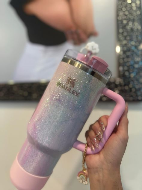 Copo Starbucks, Stanley Products, Fancy Cup, Trendy Water Bottles, Pink Lifestyle, Body Hygiene, Pretty Cups, Glamorous Nails, Custom Tumbler Cups