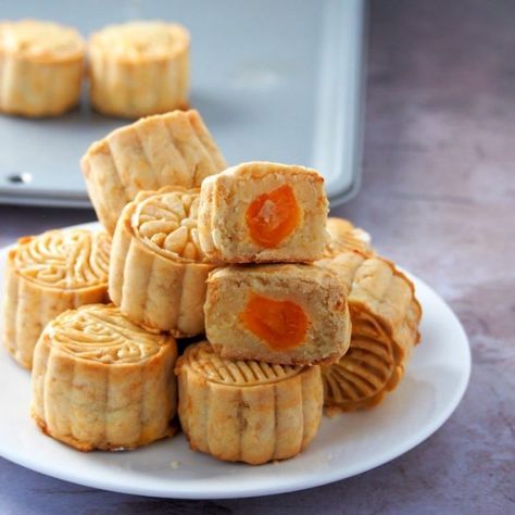 Chinese Bakery, Chinese Moon Cake, Mooncake Recipe, Cake Festival, Mooncake Festival, Moon Cakes, Chinese Dessert, Moon Festival, Ethnic Food