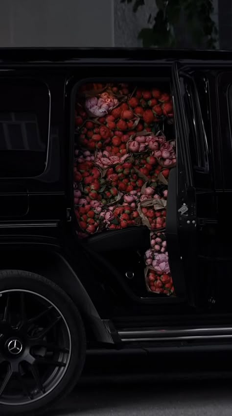 Men With Flowers Aesthetic, Luxury Life Aesthetic Wallpaper, Luxury Aesthetic Wallpaper, Peonies Aesthetic, My Vibe Aesthetic, Man With Flowers, Peonies Wallpaper, Isabelle Drummond, Flower Luxury