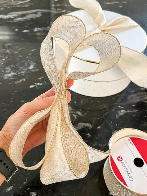 Make this simple gift bow in three easy steps for prettier presents sure to impress! How To Make A Gift Bow, Gift Bow Tutorial, Easy Gift Baskets, Bows For Presents, Diy Gift Bow, Bow Making Tutorials, Package Bows, Homemade Bows, Make A Bow