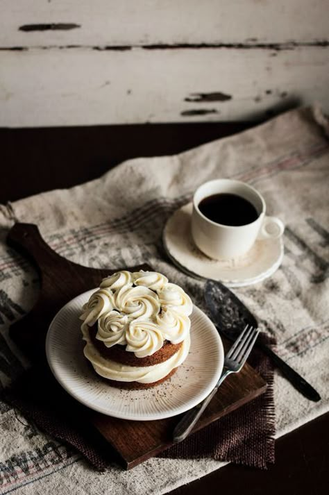 black tea cake with hOney buttercream Honey Buttercream, Cake Brownie, Tea Cake, Chocolate Caliente, Köstliche Desserts, A Cup Of Coffee, Tea Cakes, Food Cakes, Beautiful Food