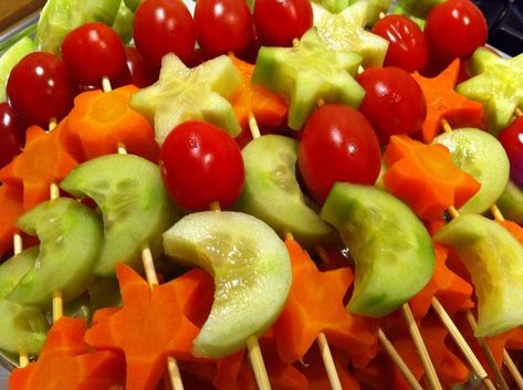 Are you hosting a solar eclipse party? We’ve got some ideas for you. Eclipse Party, Vegetable Skewers, Decorações Com Comidas, Kids Party Food, Party Buffet, Snacks Für Party, Kids Snacks, Food Humor, Food Decoration