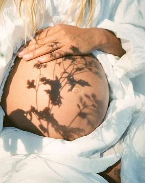 We’re In Love With These 10 Maternity Photoshoot Ideas Vom Avea Un Copil, Maternity Photography Poses Pregnancy Pics, Baby Fotografie, Maternity Photoshoot Poses, Maternity Inspiration, Maternity Photography Poses, Foto Baby, Maternity Poses, Maternity Pics