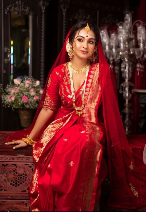 Bengali Bride Outfits, Bengali Bride Ashirbad Look, Bengali Sabeki Bridal Look, Bridal Saree Bengali, Bengali Banarasi Saree, Red Saree With Gold Jewellery, Bridal Poses In Saree, Benarasi Saree Wedding Bengali, Bengali Bride Wedding Look