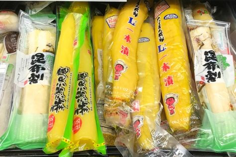 Takuan (沢庵), also known as takuwan or takuan-zuke, is a popular traditional Japanese pickle. It is made from daikon radish and is considered a type of tsukemono (Japanese-style pickles). The yellow pickles are often served in bento, vegetarian sushi or at the end of a meal. Bento Vegetarian, Japanese Pickled Radish, Daikon Radish Kimchi Recipe, Pickled Daikon And Carrots, Gimbap Recipe, Pickled Daikon Radish, Sushi Vegan, Fresh Herb Salad, Pickled Daikon