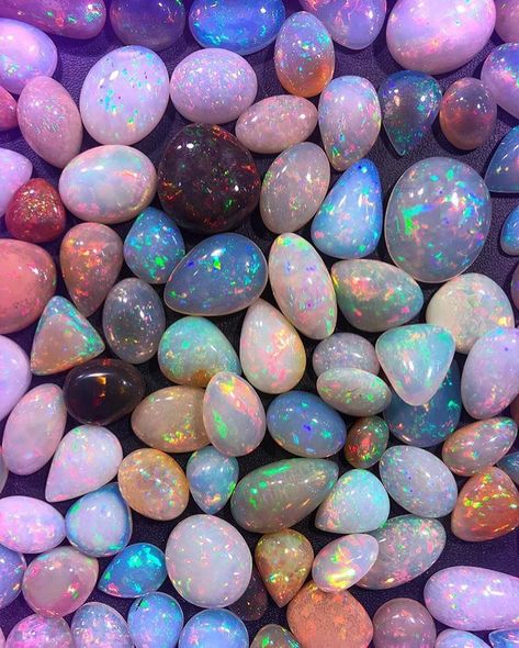 Energy Aesthetic, Tapete Gold, Crystal Vibes, Crystal Aesthetic, Pretty Rocks, Cool Rocks, Opal Engagement, Crystal Healing Stones, Crystal Magic