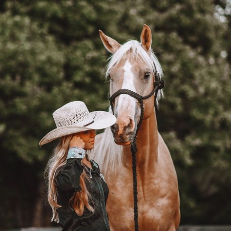 Equestrian Aesthetic Western, Roping Pictures, Western Horse Photography, Horse Riding Photography, Horse Hairstyles, Montana Aesthetic, Equestrian Photoshoot, Horse Photoshoot Ideas, Equine Photography Poses