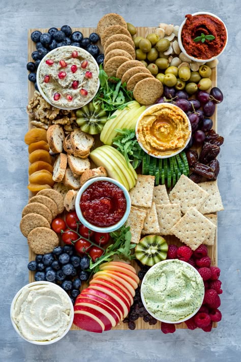 Vegan Graze Board, Christmas Graze Board Ideas, Vegan Christmas Snacks For Party, Lunch Grazing Board, Snack Board Christmas, Vegan Snack Board, Christmas Party Food Vegan, Christmas Graze Board, Vegan Christmas Party Food