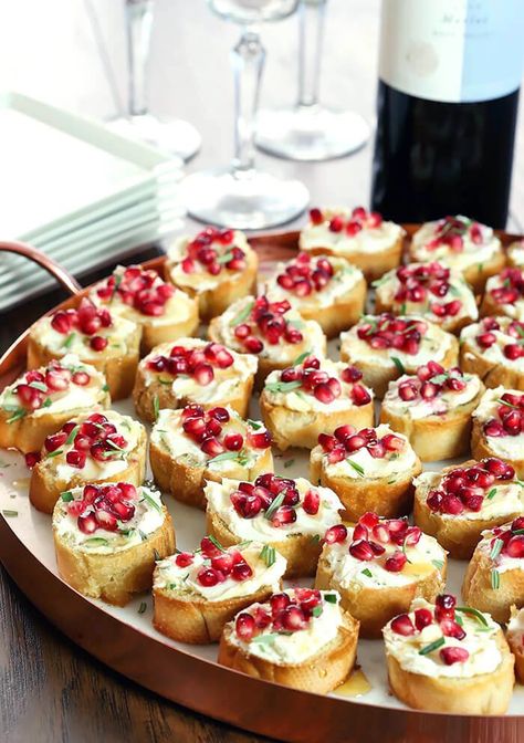 Goat Cheese Pomegranate, Crostini Appetizer, Goat Cheese Appetizer, Crostini Appetizers, Dessert Oreo, New Year's Food, Christmas Food Dinner, Xmas Food, Holiday Appetizers