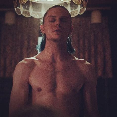 Kai Anderson Buzzcut, Kai Anderson Gif, American Horror Story Witches, Evan Peters Shirtless, Winter Anderson, Kai Anderson, Ahs Cult, Kyle Spencer, Evan Peters American Horror Story