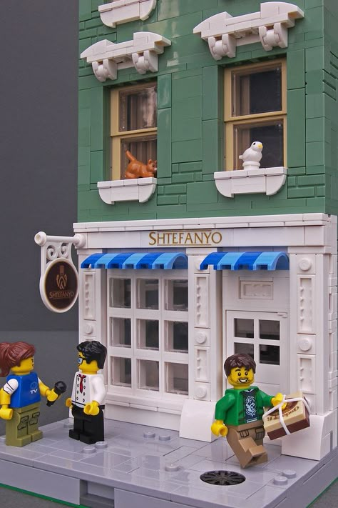 Сafe-confectionary Shtefanyo | A famous confectioner Valenti… | Flickr Big Lego Sets, Lego Hobby, Lego Street, Lego House Ideas, Lego Town, Big Lego, Lego Modular, Lego Creative, Lego Room