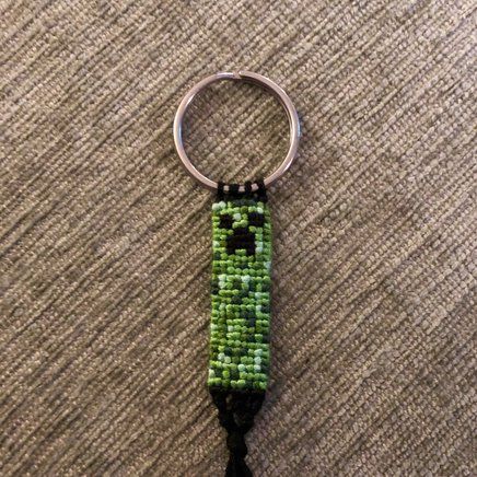 Minecraft Bracelet Pattern, Minecraft Friendship Bracelet, Skull Friendship Bracelet Pattern, Minecraft Computer, Alpha Keychain, Alpha Bracelet, Creeper Minecraft, Braided Bracelet Diy, Bracelet Keychains