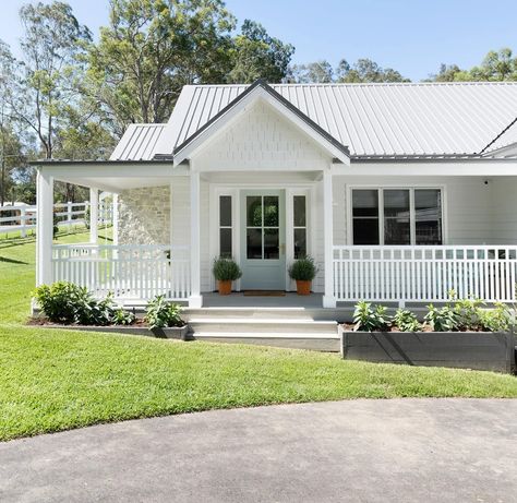 Vintage Vanity Aesthetic, Spot Light Photoshoot, Coastal Farmhouse Exterior, Coastal House Exterior, Australian Country Houses, Vanity Aesthetic, Room Ideas For Men, Hamptons House Exterior, Hamptons Farmhouse