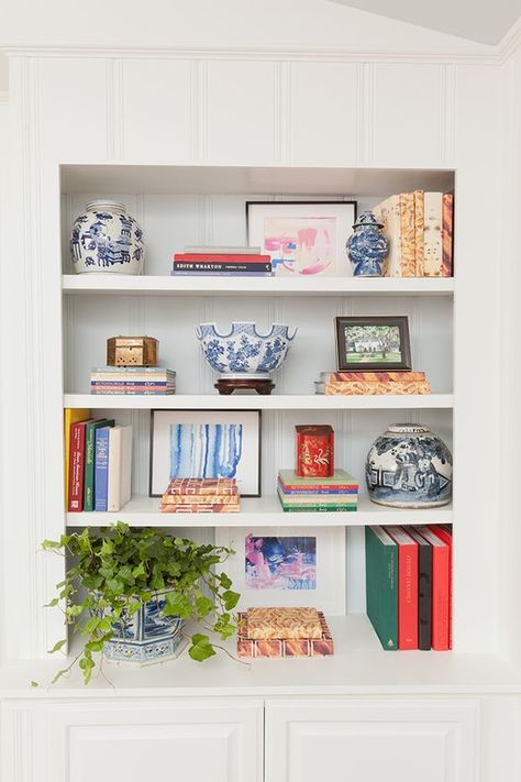 Shelf Styling - picture frames on top of stack of 3 books Bedroom Bookshelf Decor, Styled Shelves, Bookshelf Inspo, Nyc Bedroom, Colorful Bookshelf, Mantel Styling, Colorful Shelf, Grandma Style, Girl Apartment