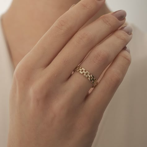 Material: Gold Carat: 14K (585) Solid Gold Chain 14k Solid Gold Ring, Minimalist Geometric Chain Ring, Cube Chain Ring, Chain Link Ring, Dainty Ring, Minimalist Ring, Everyday Ring  Ring Details Karat: 14 K (585) Approximate weight : 1,65 gram 14K Solid Gold Plated is not gold it is real solid gold Gold Color Options; Yellow Gold, White gold, Rose Gold, - All products are made to order in Turkey. - This product is sleek and stylish. It is produced carefully to make you and your loved ones happy. Gold Chain Link Ring, Gold Chain Ring Design, Unique Gold Wedding Rings, Cuban Ring, Modern Gold Ring, Chain Link Ring, Chain Ring Gold, Jewelry Necklace Simple, Locket Design