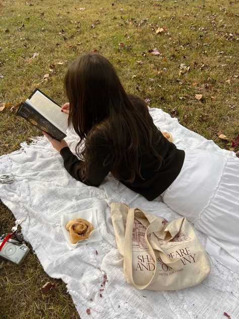 Bookish Picnic, Picnic Outfit Fall, Fall Picnic Aesthetic, Book Worm Aesthetic, Book Picnic, Autumn In Australia, Reading In The Park, Autumn Picnic, Night Picnic