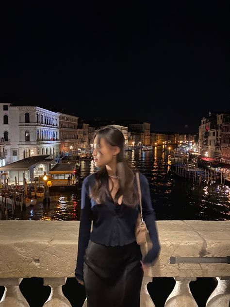 Lily Chee Europe, Venice Photo Ideas Winter, Venice Picture Ideas, Venecia Italia Aesthetic, Venecia Aesthetic, Venice Photo Ideas, Venice Outfit, Rome Italy Outfits, Venice In Winter