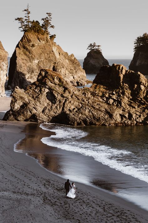 Your Epic Samuel H. Boardman State Park Elopement Guide Romantic Beach Picnic, State Park Elopement, China Beach, Oregon Elopement, Places To Elope, Beach Bonfire, Park Elopement, Natural Bridge, Secluded Beach