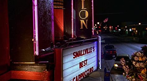 Facebook Smallville Aesthetic, Lana Lang, Smallville, Twitter Headers, Twitter Header, Character Aesthetic, Wallpaper Pc, Country Life, Movies Showing