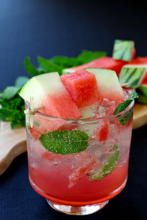 Watermelon and mint spritzer Watermelon Mixed Drinks, Watermelon Spritzer, Soda Stream Recipes, Easy Summer Cocktail Recipes, Spritzer Recipes, Cocktails Easy, Easy Summer Cocktails, Drink Recipes Nonalcoholic, Watermelon Mint