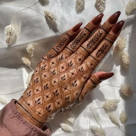 Minimalist Mehendi Designs Front Hand, Mehendi Checks Design, Back Hand Check Mehndi Design, Mehendi Minimal, Checks Mehndi Designs, Trendy Mehndi Designs Back Hand, Checks Mehendi, Check Mehndi Design, Bel Mehndi Designs