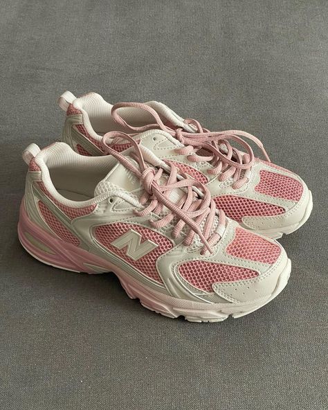 Pink New Balance, Stile Blair Waldorf, Pretty Sneakers, Mode Shoes, Trendy Shoes Sneakers, Dr Shoes, Pretty Shoes Sneakers, Shoe Wishlist, Cute Sneakers