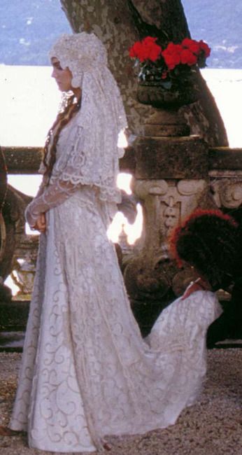 STAR WARS with Padmé and Leia: Padme Amidala Star Wars Padme Amidala, Amidala Star Wars, Padmé Amidala, Star Wars Padme, Wedding Dresses Whimsical, Star Wars Fashion, Star Wars Wedding, Padme Amidala, Star Wars Costumes