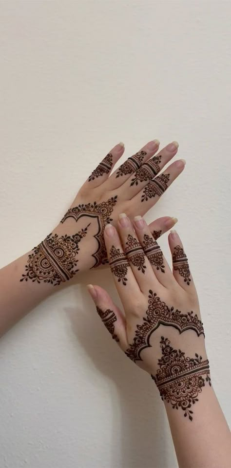 simple henna designs, henna designs for kids, henna designs for hand, henna designs for hand easy, henna designs front hand, wedding henna designs, henna designs for brides, henna hand designs, henna design pictures, henna designs palm, henna designs arabic Simple Henna Designs Hand, Cute Henna Designs, Palm Mehndi Design, Simple Mehendi Designs, Henna Designs For Kids, Tato Henna, Design Mehndi, Henna Tattoo Designs Hand, Simple Henna Tattoo