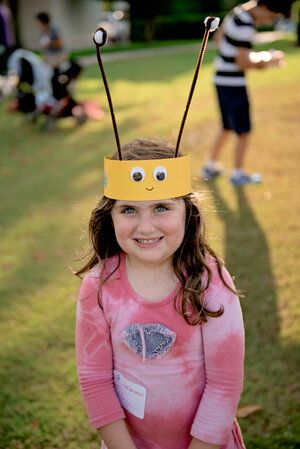 Make a honey bee crown for Rosh Hashanah Bee Crown Craft, Honey Bee Craft Preschool, Honey Bee Activities For Kids, Bee Headband Craft, Honey Bee Craft, Bee Crown, Bee Farming, Making Honey, Family Time Activities