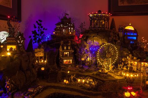 Spookytown Display, Halloween Villages, Lemax Halloween Village, Spooky Town Village, Lemax Halloween, Dept 56 Halloween, Department 56 Halloween, Halloween Diorama, Halloween Village Display