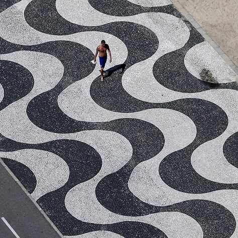 Roberto Burle Marx Landscape, Floor Tiles Design Ideas, Brazilian Landscape, Outdoor Concrete Floors, Outdoor Floor Tiles, Black And White Mosaic, Floor Pattern Design, Pool Paving, Cobblestone Driveway