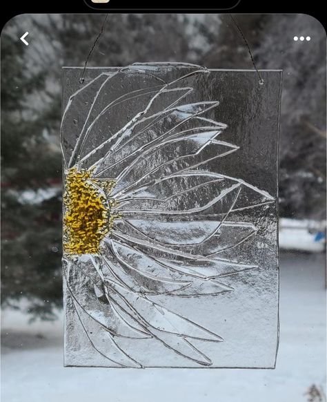 Glass Pieces Art, Fused Glass Art Ideas Simple, Glass Fusion Flowers, Tiffany Glass Art Ideas, Glass On Glass Art, Infused Glass Ideas, Fused Glass Sunflower, Glass Fusion Ideas Simple, Glass Fusing Projects Tutorials