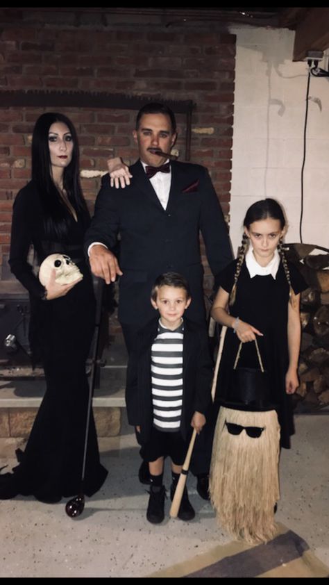 Adams Family Costume, Addams Family Halloween Costumes, Adams Family Halloween, Addams Family Halloween, Family Costumes Diy, Family Themed Halloween Costumes, Chili Cookoff, Family Halloween Costume, Themed Halloween Costumes