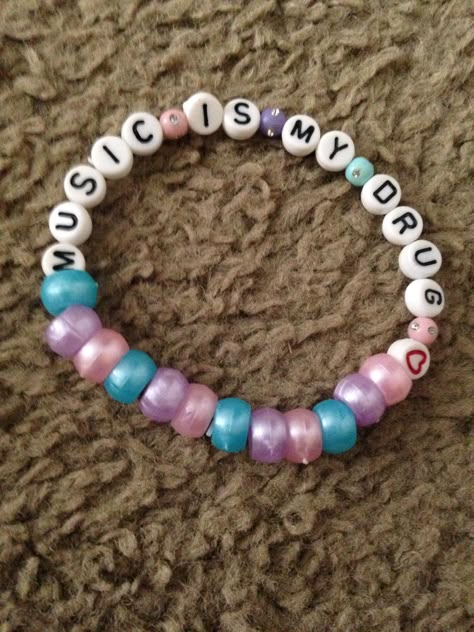 Rave Kandi Ideas Edm, Funny Kandi Bracelets Sayings, Matching Kandi Bracelets For Friends, Scene Kandi Bracelets, Kandi Bracelets Aesthetic, Kandi Ideas Words, Matching Kandi Bracelets, Rave Kandi Bracelets, Pastel Kandi