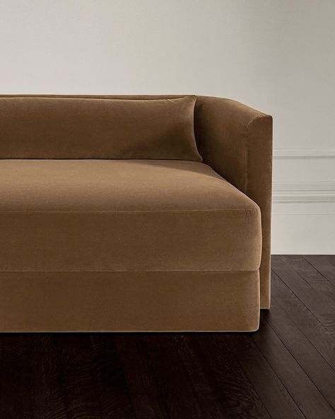 Sofa Arm Design, Cream Curved Sofa, Small Curved Sofa, Sofa Detail, Contemporary Living Room Chairs, Velvet Sofa Living Room, Dubai Hills, Nyc Office, Flat Furniture