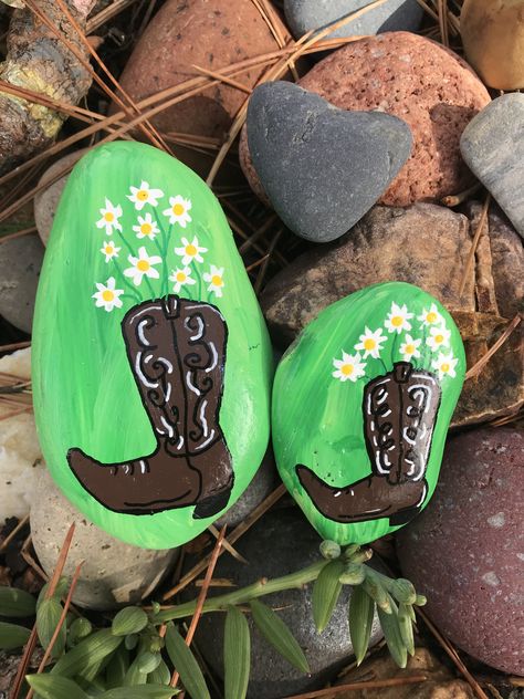 Cowboy boots with flower painted rocks Cowboy Painted Rocks, Country Rock Painting Ideas, Western Painted Rocks, Western Rock Painting Ideas, Horse Rock Painting, Omnipod Painting, Flower Painted Rocks, Indian Christmas, Rock Creations