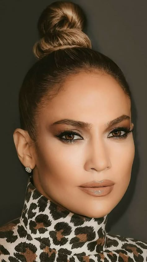 Get Ready for Jennifer Lopez’s New Skin Care Line Jlo Makeup, Jennifer Lopez Makeup, Jlo Fashion, Jlo Hair, High Buns, Jennifer Lopez News, Jennifer Lopez Hair, Beauty Make-up, High Bun