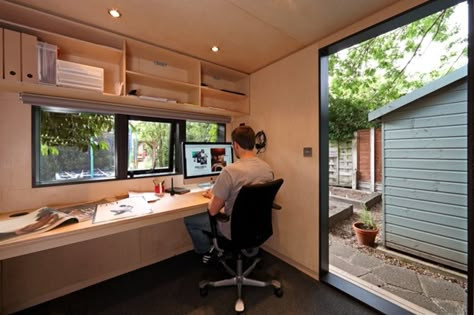 Small and compact, this garden office is perfect for any London home. www.initstudios.co.uk Garden Office Interior, Office Interior Ideas, Garden Office Ideas, Home Office Shed, Architect Office Interior, Small Garden Office, Garden Office Shed, Garden Room Interiors, Cabin Office