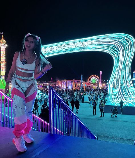 Edc Couple Outfits, Couple Rave Outfits, Edc Las Vegas, Festival Guide, Music Festival Outfits, My Outfit, Led Sign, Couple Outfits, Rave Outfits